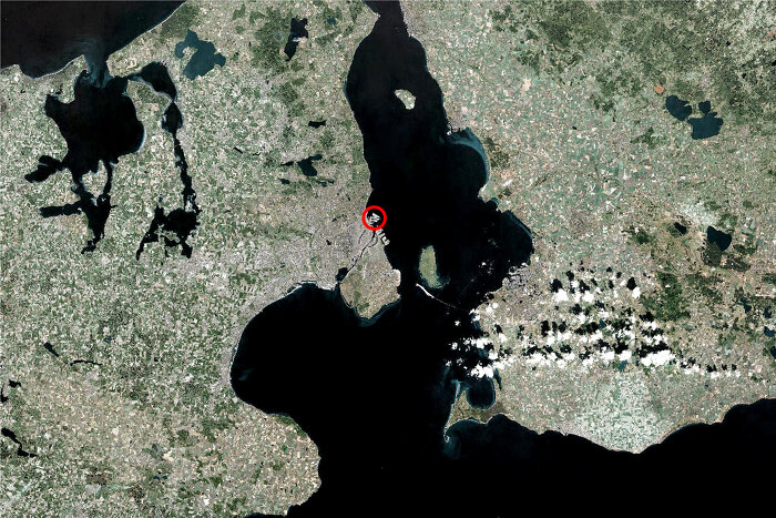 Densifying the center of the region Google, ©2005 Maxar Technologies, Landsat / Copernicus Image, Scankort